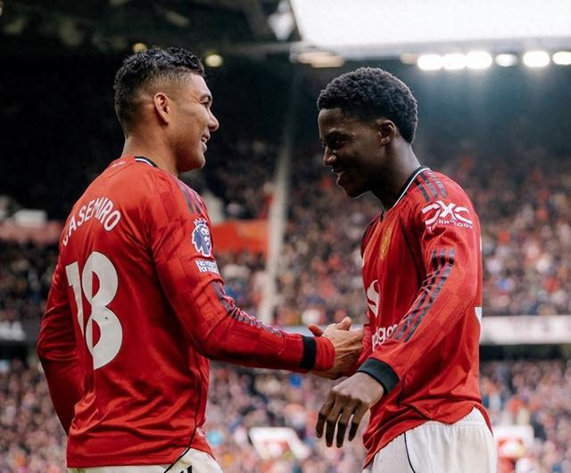 合同仅剩3个月 曼联愿续约34岁胖虎 球迷高喊“再踢1年”挽留|卡塞米罗|皇家马德里|阿莫林|梅努|谈判_新浪体育_新浪新闻